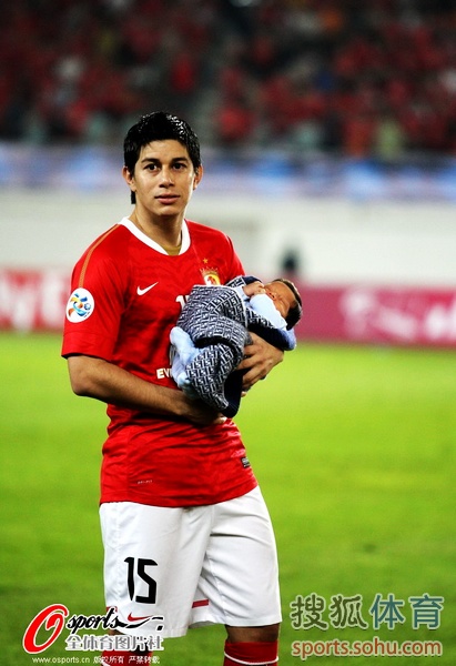 国际米兰训练开放日，赛后内部沟通引欢呼，亚冠在即，球探报告显示潜力